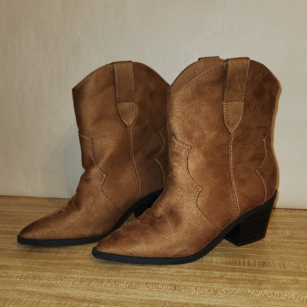 JOURNEE COLLECTION Women’s Becker Pointed Toe Stacked Western Booties, 9.5